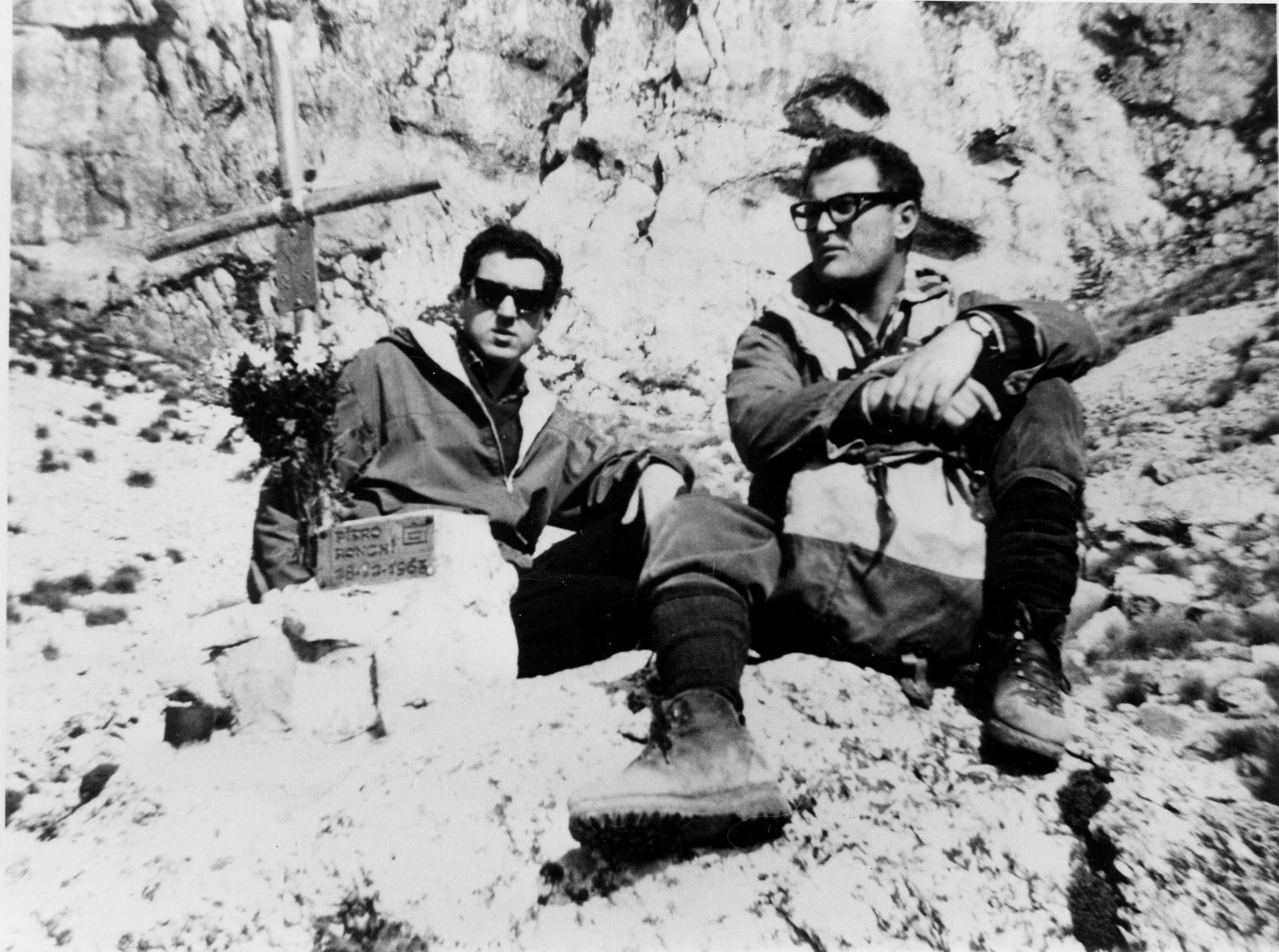 1964-34Peppe-Raggi-e-Vincenzo-Girgioni-in-visita-alla-croce-di-p